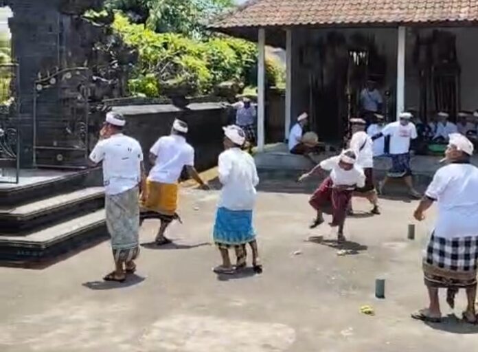 Perang tipat yang digelar oleh krama subak di Pura Masceti, Desa Sayan, Ubud, pada Minggu (29/3/2026)