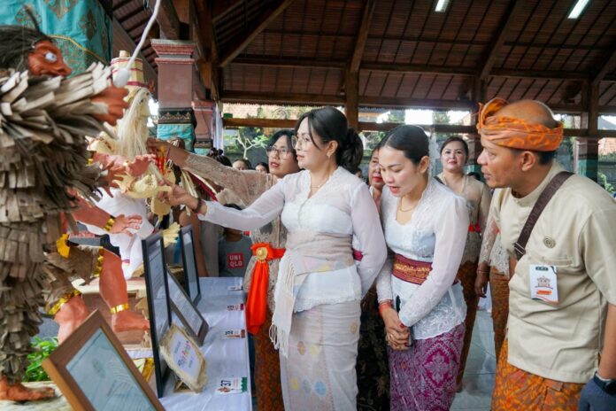 Bunda PAUD Kabupaten Badung Ny. Rasniathi Adi Arnawa membuka Lomba Kreativitas Ogoh-Ogoh PAUD se-Kecamatan Abiansemal dengan pemukulan gong di Wantilan Pura Dalem Desa Sedang, Selasa (3/3/2026)