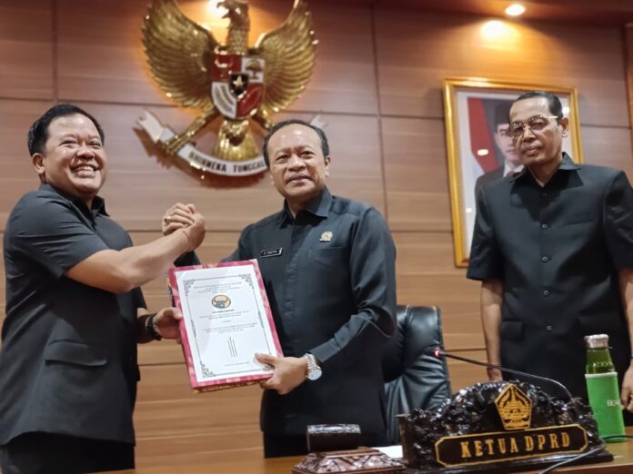 Ketua DPRD Kabupaten Bangli memimpin Rapat Paripurna penyampaian pemandangan umum fraksi-fraksi terhadap Laporan Keterangan Pertanggungjawaban (LKPJ) Kepala Daerah Tahun Anggaran 2025, yang dihadiri Bupati Bangli Sang Nyoman Sedana Arta di Ruang Rapat Paripurna DPRD Bangli, Senin (30/3/2026)