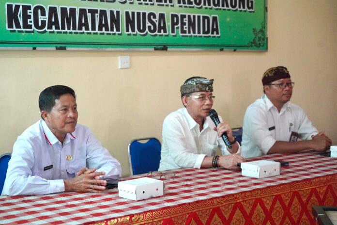 Bupati Klungkung I Made Satria saat memimpin rapat koordinasi terkait pelaksanaan pembinaan dan pengawasan ketenteraman serta ketertiban masyarakat di ruang rapat Kantor Camat Nusa Penida, Kabupaten Klungkung, Rabu (4/3/2026)