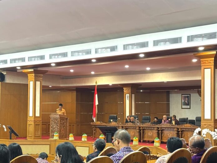 Fraksi Partai Golkar DPRD Provinsi Bali yang dibacakan oleh I Nyoman Wirya menyampaikan Pandangan Umum terhadap dua Rancangan Peraturan Daerah (Raperda) tentang Tata Kelola Usaha Pariwisata Bali Berkualitas; Perubahan Atas Peraturan Daerah Nomor 1 Tahun 2024 tentang Pajak Daerah dan Retribusi Daerah dalam Rapat Paripurna Ke-33 yang digelar di Ruang Sidang Utama Gedung DPRD Provinsi Bali