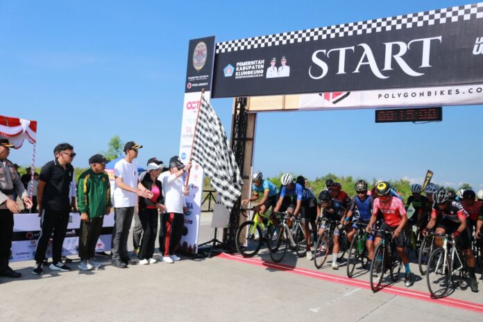 Bupati Klungkung, I Made Satria bersama Wakil Bupati Klungkung, Tjokorda Gde Surya Putra melepas balap sepeda bergengsi 