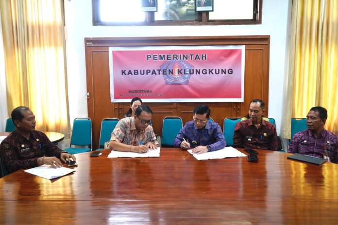 Pemerintah Kabupaten Klungkung menjalin kerja sama strategis dengan Kejaksaan Negeri Klungkung melalui penandatanganan Nota Kesepahaman (MoU) tentang Permasalahan Hukum di Bidang Perdata dan Tata Usaha Negara (TUN) Tahun 2026 yang berlangsung di ruang rapat Praja Mandala Kantor Bupati Klungkung