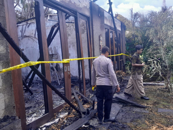 Tampak petugas berupaya melakukan pemadaman api yang melalap sebuah villa yang berlokasi di Jalan Pungutan, Kelurahan Sanur, Kecamatan Denpasar Selatan