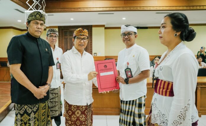 Bupati Wayan Adi Arnawa menyerahkan SK pengangkatan kepala sekolah di Ruang Kriya Gosana, Puspem Badung, Kamis (9/4/2026)