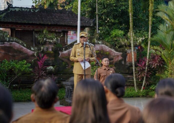 Bupati Gianyar Made Mahayastra saat memimpin apel di halaman Bupati Gianyar