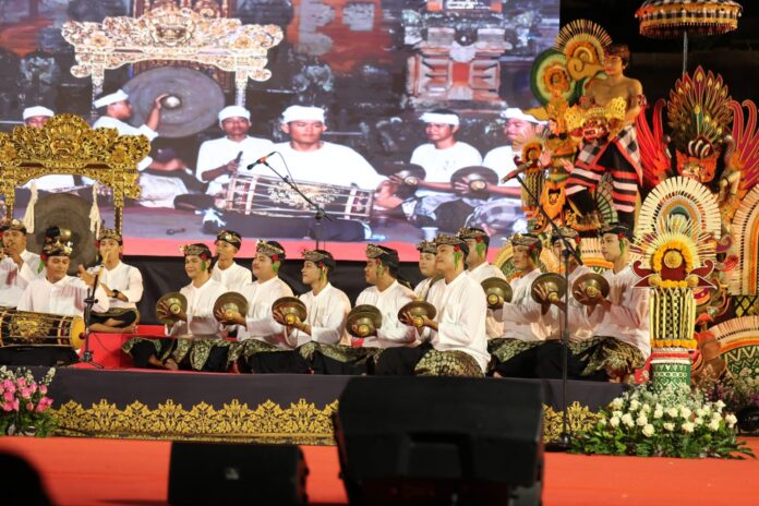 Pemerintah Kabupaten Gianyar menggelar Parade Baleganjur Bebarongan tingkat kecamatan se-Kabupaten Gianyar sebagai rangkaian Pekan Budaya Gianyar di Open Stage Balai Budaya Gianyar, Kamis (9/4/2026) malam