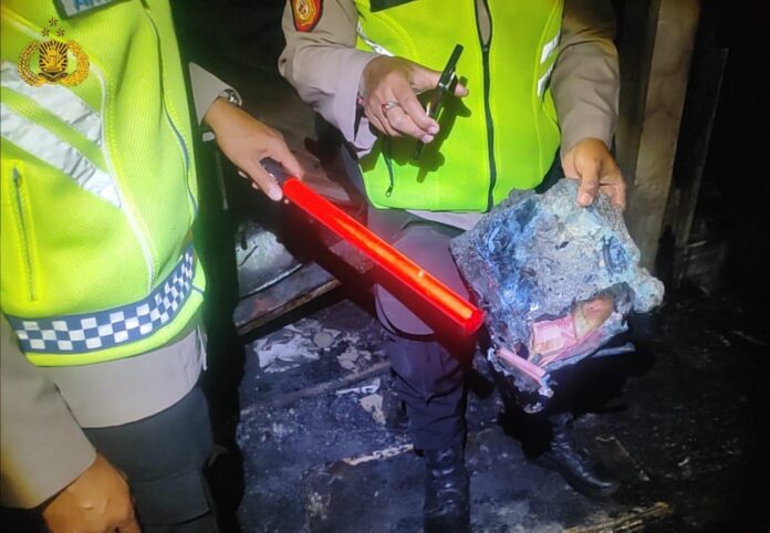 Nampak uang kertas yang ikut terbakar saat api melalap warung sembako milik Banjar Dinas Kangin, Tenganan