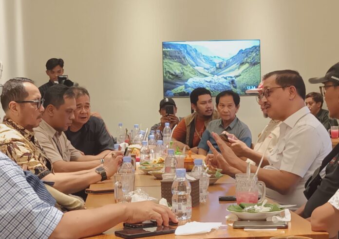 Ketua Umum Ikatan Keluarga Kabupaten Pati (IKKP) sekaligus Anggota DPR RI dari Fraksi Partai Golkar, Firman Soebagyo (baju batik) dan mantan Wakapolri Komjen Pol. Purn. Oegroseno pada acara silaturahmi sekaligus kampanye kuliner Nasi Gandul Pati di Restoran Nasi Gandul Harmonis, kawasan Senopati, Jakarta, Rabu (22/4/2026). (Foto: balipuspanews.com)