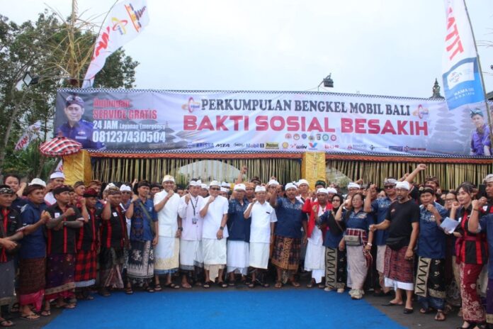 Gubernur Bali, Wayan Koster saat meresmikan posko layanan darurat Perkumpulan Bengkel Mobil Bali (PBMB) di Banjar Besakih Kangin, Desa Besakih, Kecamatan Rendang, Kabupaten Karangasem