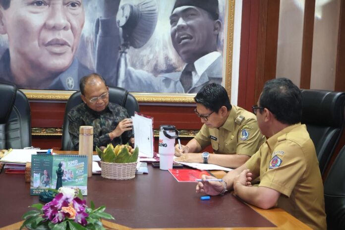 Bupati I Wayan Adi Arnawa menandatangani perjanjian kerja sama pembangunan fasilitas Pengolahan Sampah menjadi Energi Listrik (PSEL) Denpasar Raya di Kantor Gubernur Bali, Renon, Denpasar, Senin (13/4/2026)