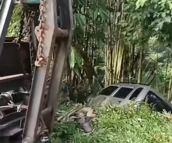 Mobil terperosok ke tegalan warga setelah kehilangan kendali akibat tanjakan ekstrim