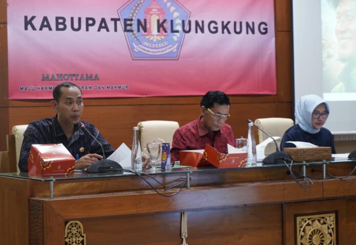 Bupati Klungkung, I Made Satria bersama Wakil Bupati, Tjokorda Gde Surya Putra menghadiri kegiatan Monitoring dan Evaluasi Penyelenggaraan Jaminan Sosial Ketenagakerjaan