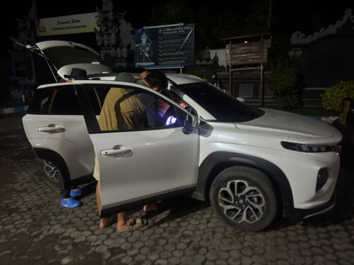 Polsek Gilimanuk saat mengamankan terduga pelaku penganiayaan yang hendak menyeberang ke Jawa