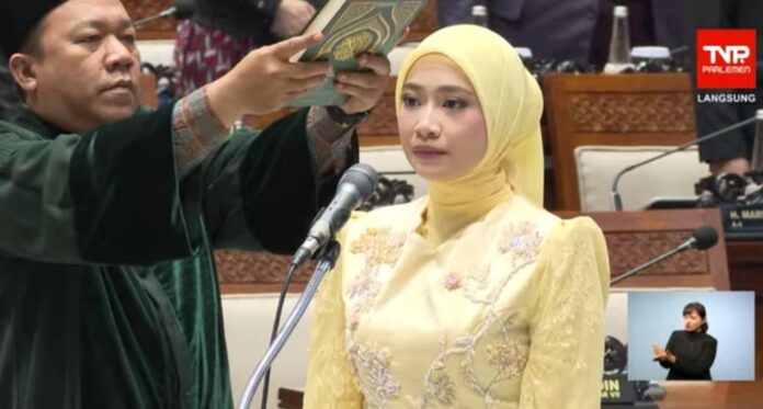 Adela Kanasya Adies saat membacakan sumpah jabatan saat dilantik sebagai Anggota Dewan Perwakilan Rakyat (DPR) RI dari Fraksi Partai Golkar dalam Rapat Paripurna DPR RI di Gedung Nusantara II, Komplek Parlemen, Senayan, Jakarta, Selasa (12/5/2026). (Foto: TV Parlemen)