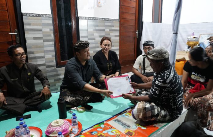 Wabup Badung I Bagus Alit Sucipta didampingi Ny. Yunita Bagus Sucipta menyerahkan penghargaan tertib administrasi pengurusan akta kematian kepada keluarga almarhum di Kecamatan Abiansemal, Rabu (20/5/2026)