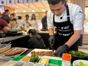 Chef Bayu Retno Timur yang merupakan Lambassador MLA saat demo memasak hidangan seperti Thai Beef Salad dan Dry Rubs Rib Eye Steak
