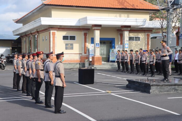 Polres Karangasem melakukan roling sebagai bentuk penyegaran. Yang menarik, Kasat Reskrim AKP Alberto juga kena mutasi. Padahal baru sukses membongkar kasus pengoplosan gas elpiji