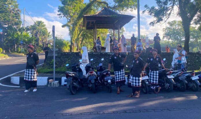 Pecalang menjaga pelaksanaan sholat Idul Adha di Lapangan Tanah Aron Karangasem