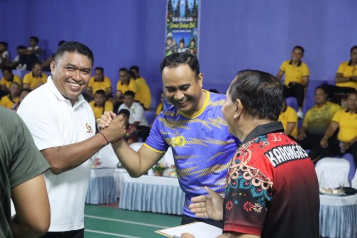 Ketua DPRD Karangasem Wayan Suastika (baju putih) saat menghadiri pembukaan Kapolres Karangasem Cup 2026 di GOR Bimantara Sport Center