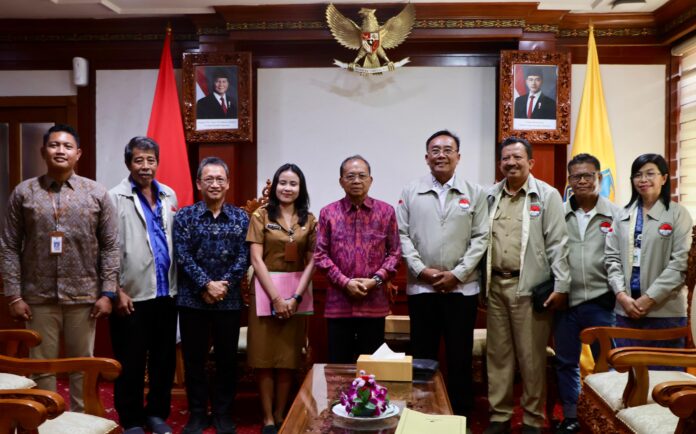 Gubernur Bali, Wayan Koster saat menerima audiensi pengurus Persatuan Gateball Seluruh Indonesia (Pergatsi) Bali di Ruang Tamu Kantor Gubernur Bali, Denpasar
