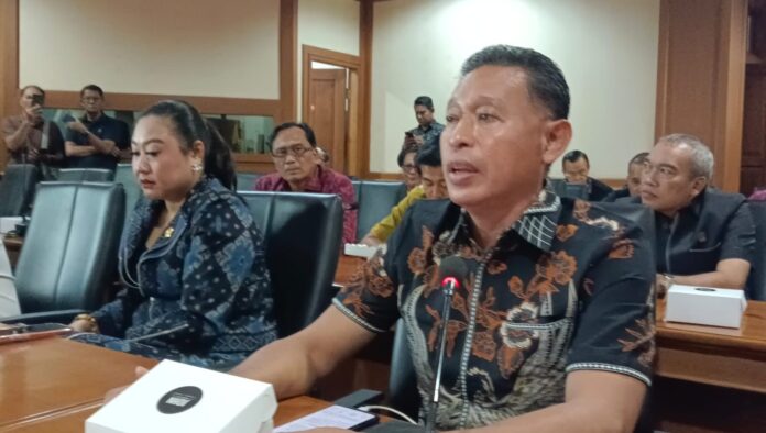 Anggota Komisi I DPRD Badung, I Wayan Puspa Negara, usai mengikuti Rapat Kerja (Raker) Gabungan Komisi I, II, dan III DPRD Badung di Ruang Gosana II, Kantor Sekretariat DPRD Badung, Selasa (26/5/2026)