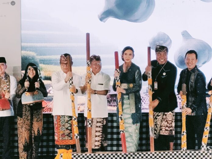 Gubernur Bali, Wayan Koster menghadiri sekaligus turut membuka secara resmi gelaran Bali and Beyond Travel Fair (BBTF) ke-12 yang berlangsung di Hotel The Westin Resort Nusa Dua