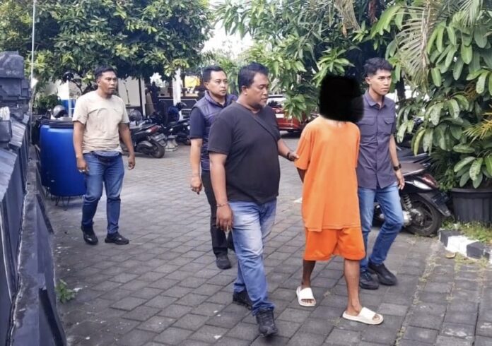 Pelaku penusukan saat diamankan oleh pihak kepolisian