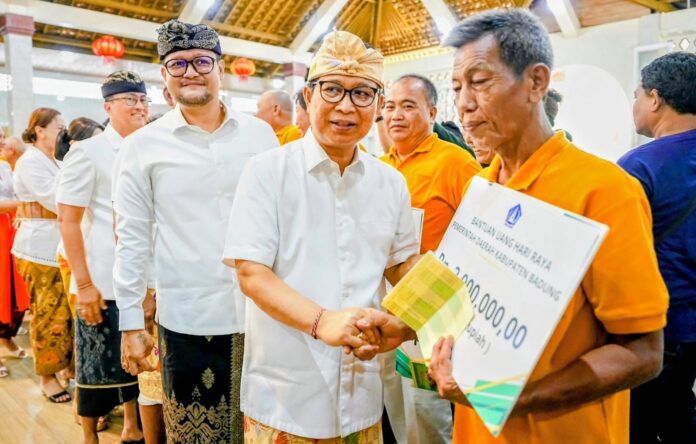 Bupati Wayan Adi Arnawa bersama Wabup Bagus Alit Sucipta menyerahkan Bantuan Sosial menjelang Hari Waisak sebesar Rp 2 juta per KK kepada umat Buddha ber-KTP Badung di Balai Serba Guna Dharma Semadhi, Vihara Dharmayana, Kelurahan Kuta, Kamis (28/5/2026)