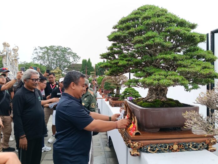 Sekretaris Daerah Kabupaten Gianyar, I Gusti Bagus Adi Widhya Utama, membuka Pameran Nasional (Pamnas) Bonsai Gianyar, Rabu (29/4/2026) di Alun-alun Kota Gianyar