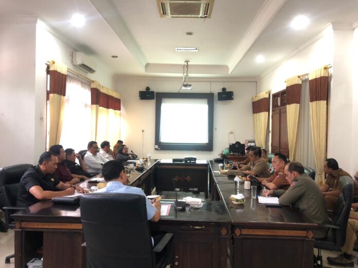 Rapat Dengar Pendapat (RDP) bersama Dinas PUPRPERKIM, Dinas PMPTSP, serta Satpol PP di Ruang Komisi II