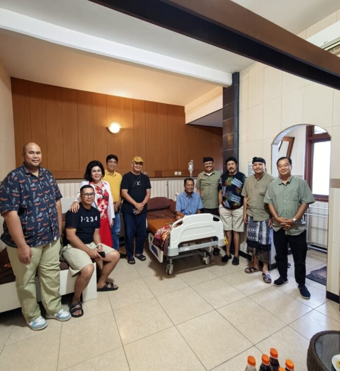 Ketua DPD I Partai Golkar Provinsi Bali, Gede Sumarjaya Linggih bersama jajaran pengurus dan kader Partai Golkar menjenguk Ketua DPD II Partai Golkar Gianyar I Wayan Gede Sudarta yang sedang menjalani pemulihan kesehatan di RSU Bintang