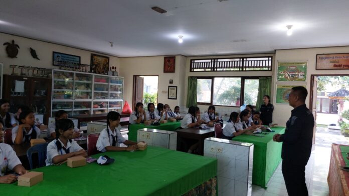 Humas Polres Gianyar memberikan edukasi literasi digital kepada siswa di SMP Negeri 2 Gianyar, Senin (4/5/2026)