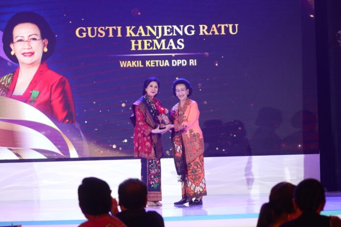 Wakil Ketua DPD RI Bidang Otonomi Daerah, Politik, dan Hukum, GKR Hemas saat menerima penghargaan CNN Indonesia Leading Women Awards 2026 untuk kategori Outstanding Leader in Public Advocacy and Representation. (Foto: DPD RI)