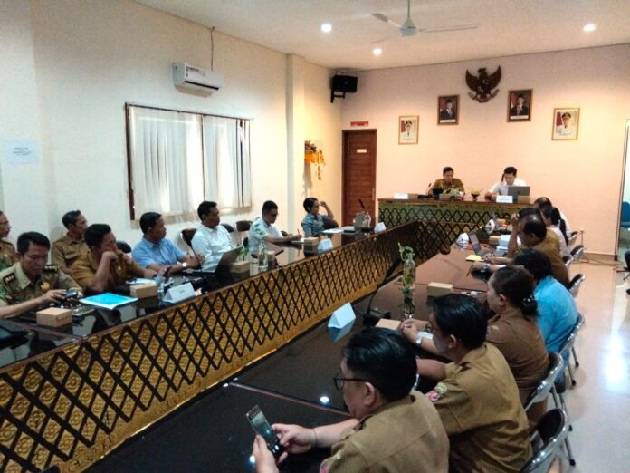Rapat Sidang Tim Pengendali Mutu (TPM) dalam rangka pembahasan laporan pendahuluan penyusunan Naskah Akademik Rancangan Peraturan Daerah (Ranperda) tentang Penyelenggaraan Ketenagakerjaan