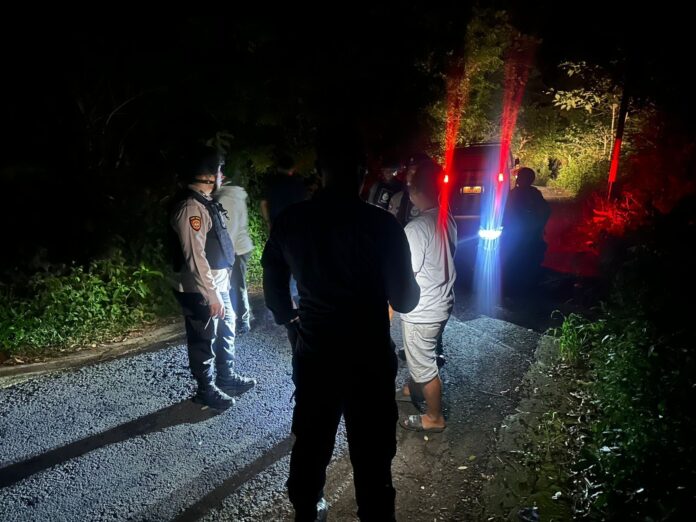 Jajaran Polsek Nusa Penida saat menindaklanjuti laporan palsu dugaan tindak pembegalan yang sebelumnya dilaporkan terjadi di Jalan Raya Banjar Sebunibus, Desa Kutampi Kaler, Kecamatan Nusa Penida