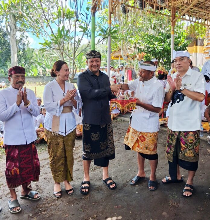 Wabup Badung Bagus Alit Sucipta bersama Ketua WHDI Kabupaten Badung, Nyonya Yunita Alit Sucipta, hadir dalam prosesi Metatah Massal di Pura Prajapati, Banjar Tengah dan Selat, Desa Adat Sobangan, Kecamatan Mengwi, Minggu (3/5/2026)