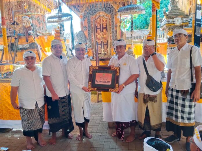Bupati Mahayastra serahkan bantuan Rp 500 juta untuk Pura Dalem Sukaluwih