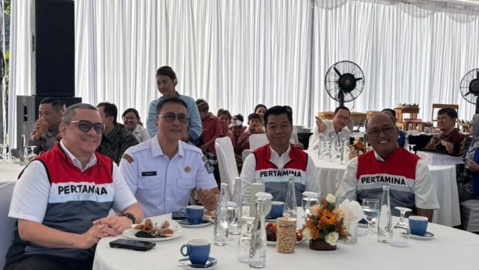 Sekda Badung I.B. Surya Suamba menghadiri peluncuran kapal pengelolaan sampah “Kapal Trash Skimmer” dan penyerahan seragam sekolah kepada sejumlah siswa Sekolah Dasar di The Patra Bali Resort, Kuta, Rabu (10/6/2026)