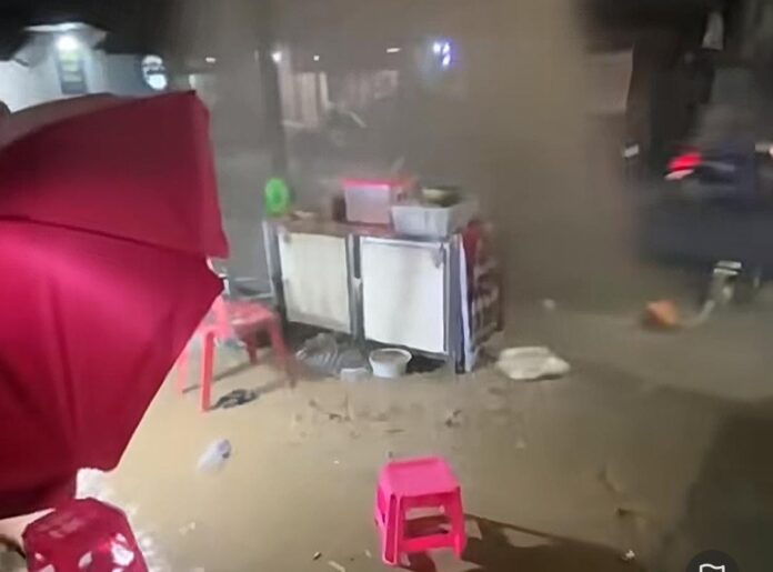 Air PAM Gianyar menyembur mengenai lapak dagangan warga. Atas insiden tersebut, pedagang terdampak mendapat ganti rugi