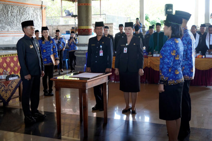 Bupati Klungkung, I Made Satria saat melantik 175 PNS Pemkab Klungkung yang berlangsung di Balai Budaya Ida Dewa Agung Istri Kanya