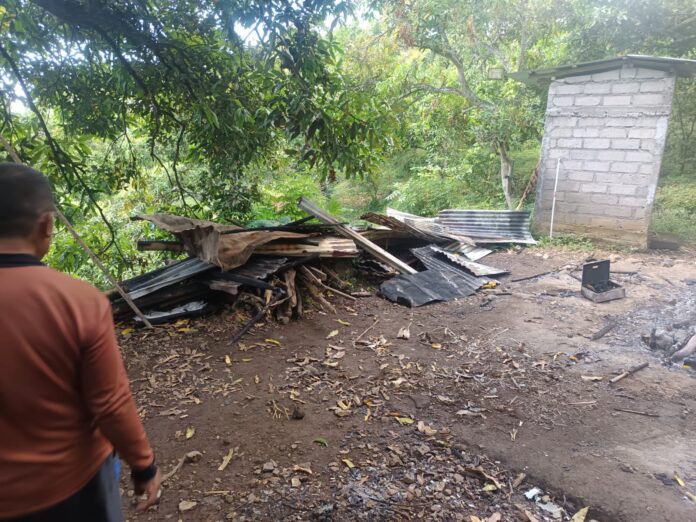 Kondisi rumah warga di Banjar Dinas Melaka, Desa Kayu Putih, Kecamatan Sukasada rata dengan tanah setelah terbakar akibat korsleting listrik