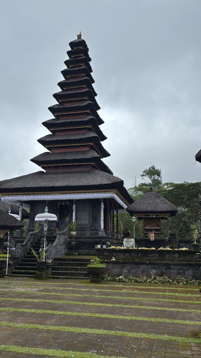 Untuk menghormati piodalan di Pura Pengubengan, aktivitas pendakian gunung Agung ditutup selama sepekan