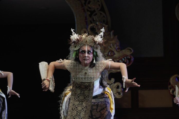 Rekasadana Semara Pagulingan Komunitas Seni Nyenit-Nyenir, Duta Kabupaten Badung, menampilkan Tari Legong Kreasi Wang Amuha dalam Pergelaran PKB XLVIII Tahun 2026 di Gedung Ksirarnawa, Taman Budaya Art Center Denpasar, Kamis (25/6/2026)