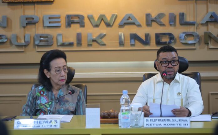 Rapat Kerja Komite III DPD RI bersama Kementerian Dalam Negeri dalam rangka penyusunan RUU tentang Perubahan atas UU Nomor 8 Tahun 1999 tentang Perlindungan Konsumen, Selasa (2/6/2026). Raker dipimpin Ketua Komite III DPD RI, Filep Wamafma. (Foto: DPD RI)