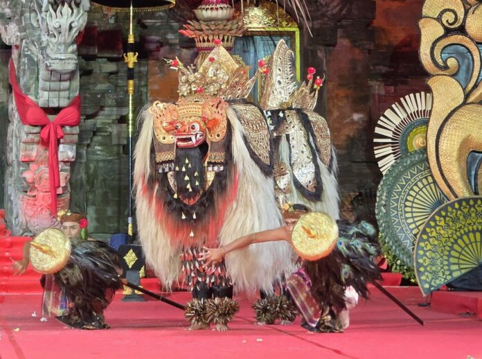 Penampilan Duta Kabupaten Bangli yang diwakili Sanggar Swara Padma Bhuana, Desa Undisan dalam Wimbakara (Lomba) Tari Bapang Barong Ket di Panggung Terbuka Ardha Candra, Taman Budaya (Art Center) Denpasar
