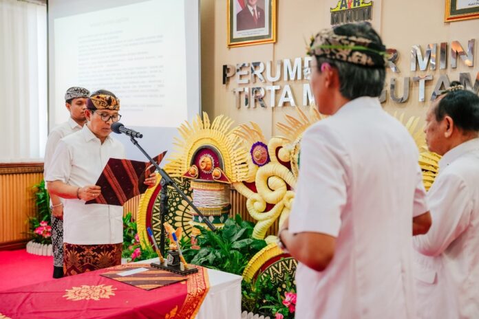 Bupati Badung, I Wayan Adi Arnawa mengambil sumpah jabatan dan melantik I Made Putra Wijaya sebagai Direktur Umum Perumda Air Minum Tirta Mangutama masa bakti 2026-2031 di Kantor Perumda Air Minum Tirta Mangutama, Kabupaten Badung