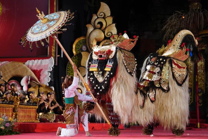 Pementasan Wimbakara Tari Barong Ket Duta Kabupaten Klungkung di Panggung Terbuka Ardha Candra