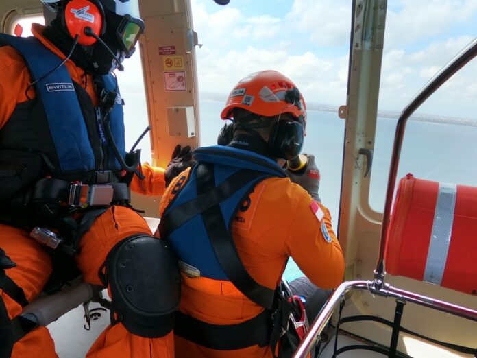 Tim SAR Gabungan saat melakukan upaya pencarian terhadap dua orang bocah yang tenggelam di Pantai Kuta