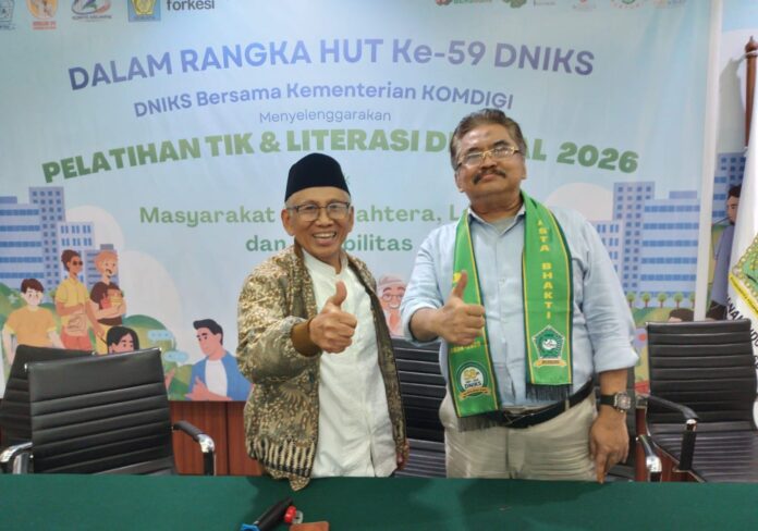 Ketua Umum DNIKS, A. Effendy Choirie (Gus Choi) dan Ketua Panitia Sarasehan Nasional HUT ke-59 DNIKS Purwanto M. Ali, yang juga Wakil Ketua Umum DNIKS. (Foto: DNIKS)